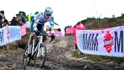 Van der Poel vtrhl do cyklokrosu jako uragán a deklasoval celé startovní pole!